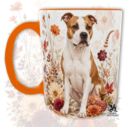 Tazza con la stampa di un American Staffordshire Terrier seduto in mezzo a fiori e foglie autunnali. Grafica originale Roba Bestiale, collezione Fall in Love