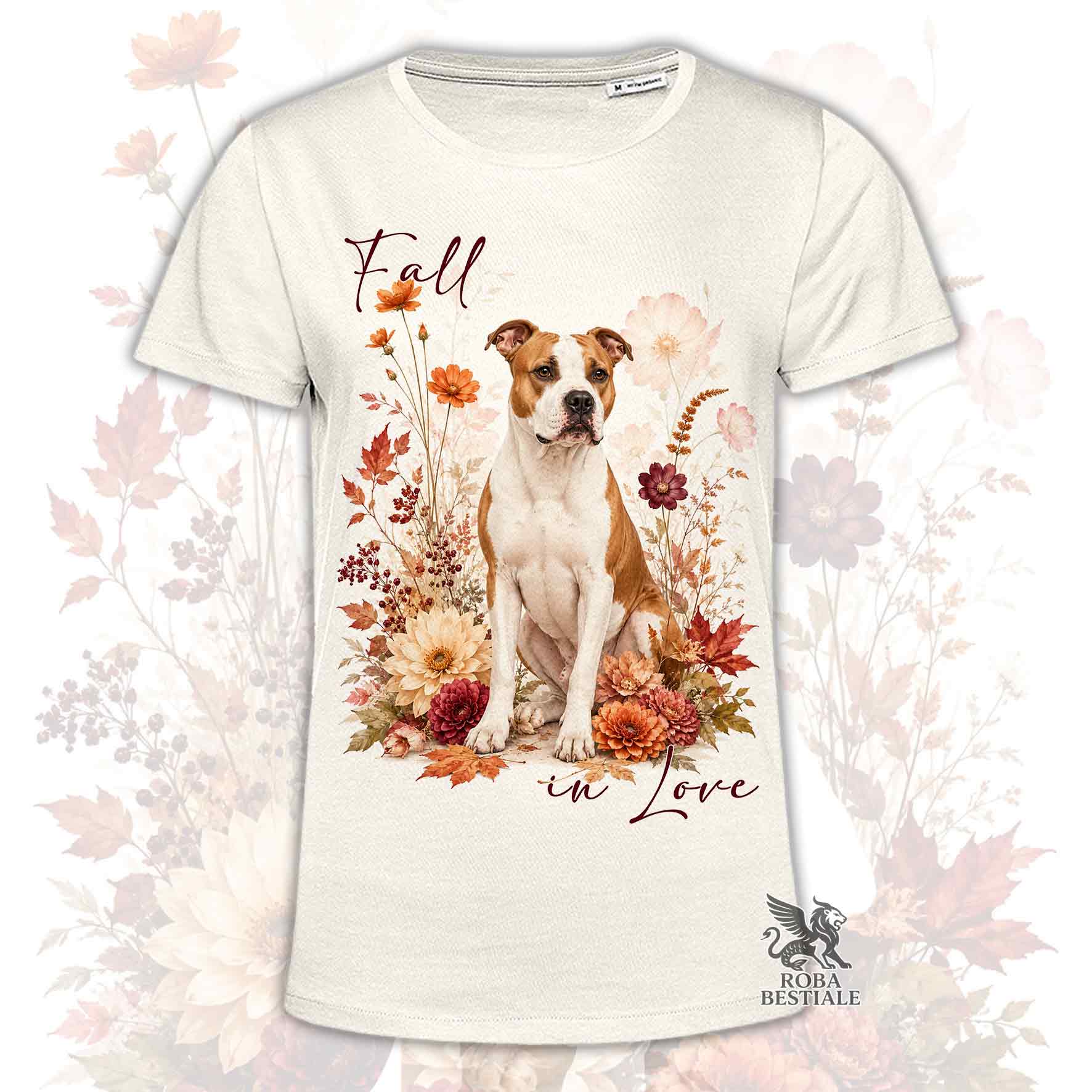 T-shirt beige stampata con un American Staffordshire Terrier seduto in mezzo a fiori e foglie autunnali. Grafica originale Roba Bestiale, collezione Fall in Love