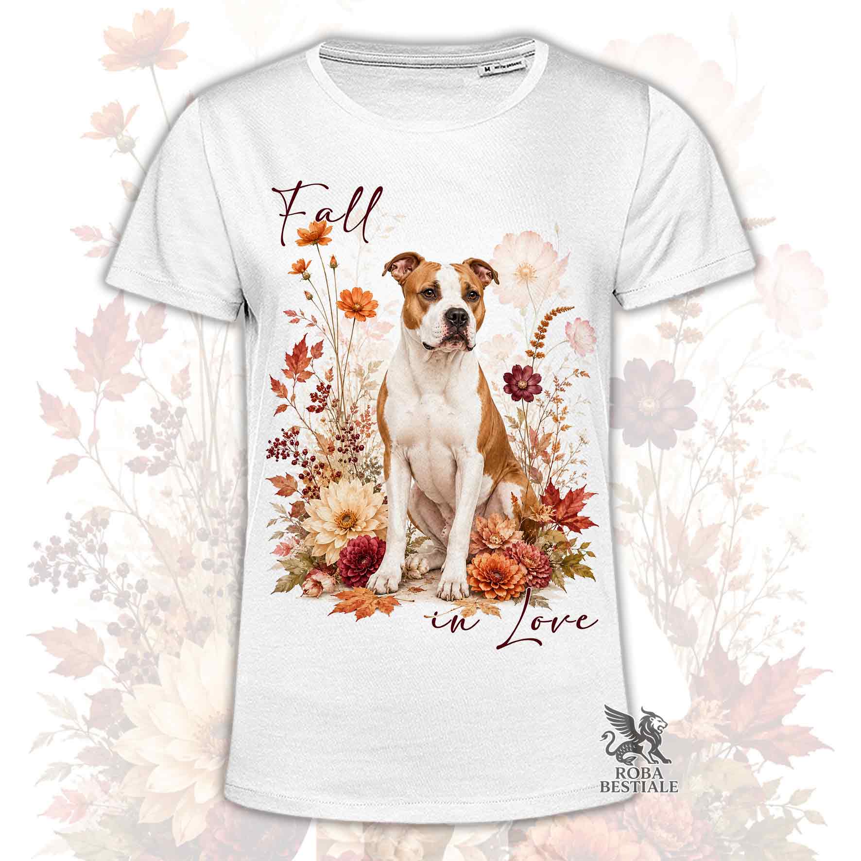 T-shirt bianca stampata con un American Staffordshire Terrier seduto in mezzo a fiori e foglie autunnali. Grafica originale Roba Bestiale, collezione Fall in Love