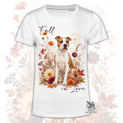 T-shirt bianca stampata con un American Staffordshire Terrier seduto in mezzo a fiori e foglie autunnali. Grafica originale Roba Bestiale, collezione Fall in Love