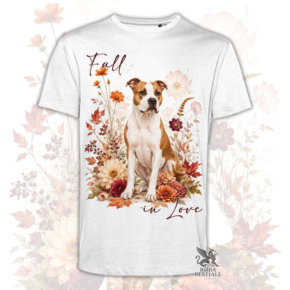 T-shirt bianca stampata con un American Staffordshire Terrier seduto in mezzo a fiori e foglie autunnali. Grafica originale Roba Bestiale, collezione Fall in Love