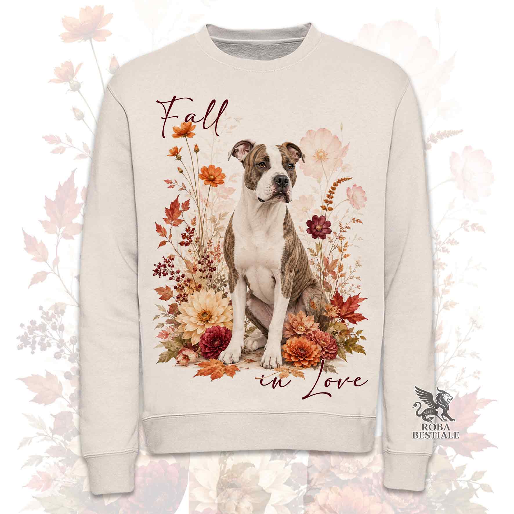 Felpa girocollo beige stampata con un American Staffordshire Terrier seduto in mezzo a fiori e foglie autunnali. Grafica originale Roba Bestiale, collezione Fall in Love
