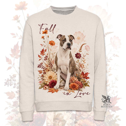 Felpa girocollo beige stampata con un American Staffordshire Terrier seduto in mezzo a fiori e foglie autunnali. Grafica originale Roba Bestiale, collezione Fall in Love
