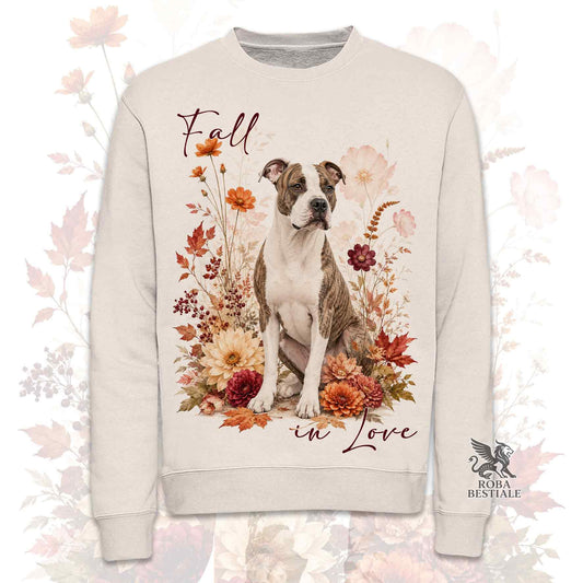 Felpa girocollo beige stampata con un American Staffordshire Terrier seduto in mezzo a fiori e foglie autunnali. Grafica originale Roba Bestiale, collezione Fall in Love