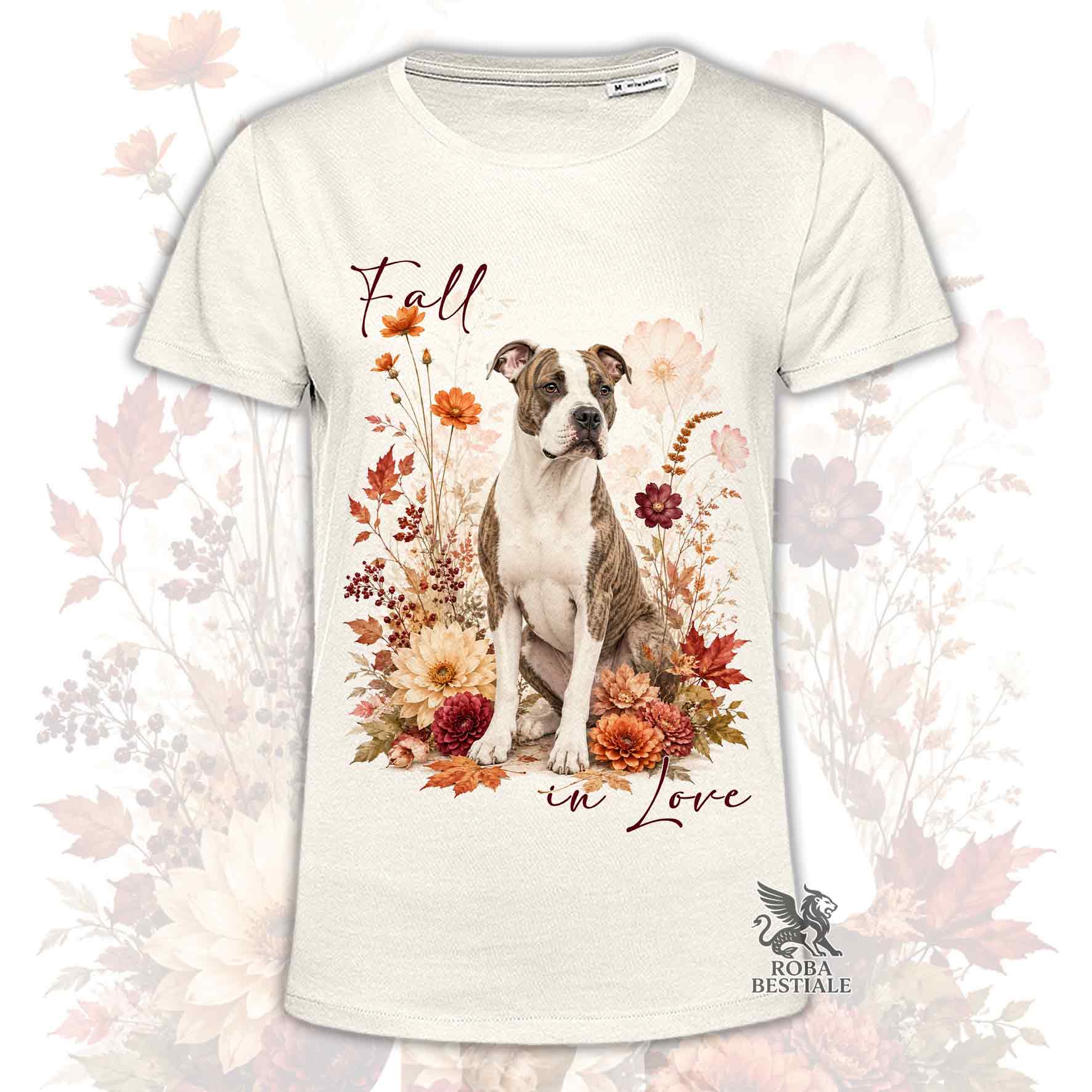 T-shirt beige stampata con un American Staffordshire Terrier seduto in mezzo a fiori e foglie autunnali. Grafica originale Roba Bestiale, collezione Fall