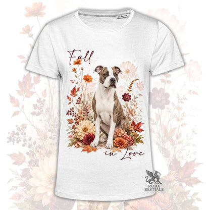 T-shirt bianca stampata con un American Staffordshire Terrier seduto in mezzo a fiori e foglie autunnali. Grafica originale Roba Bestiale, collezione Fall