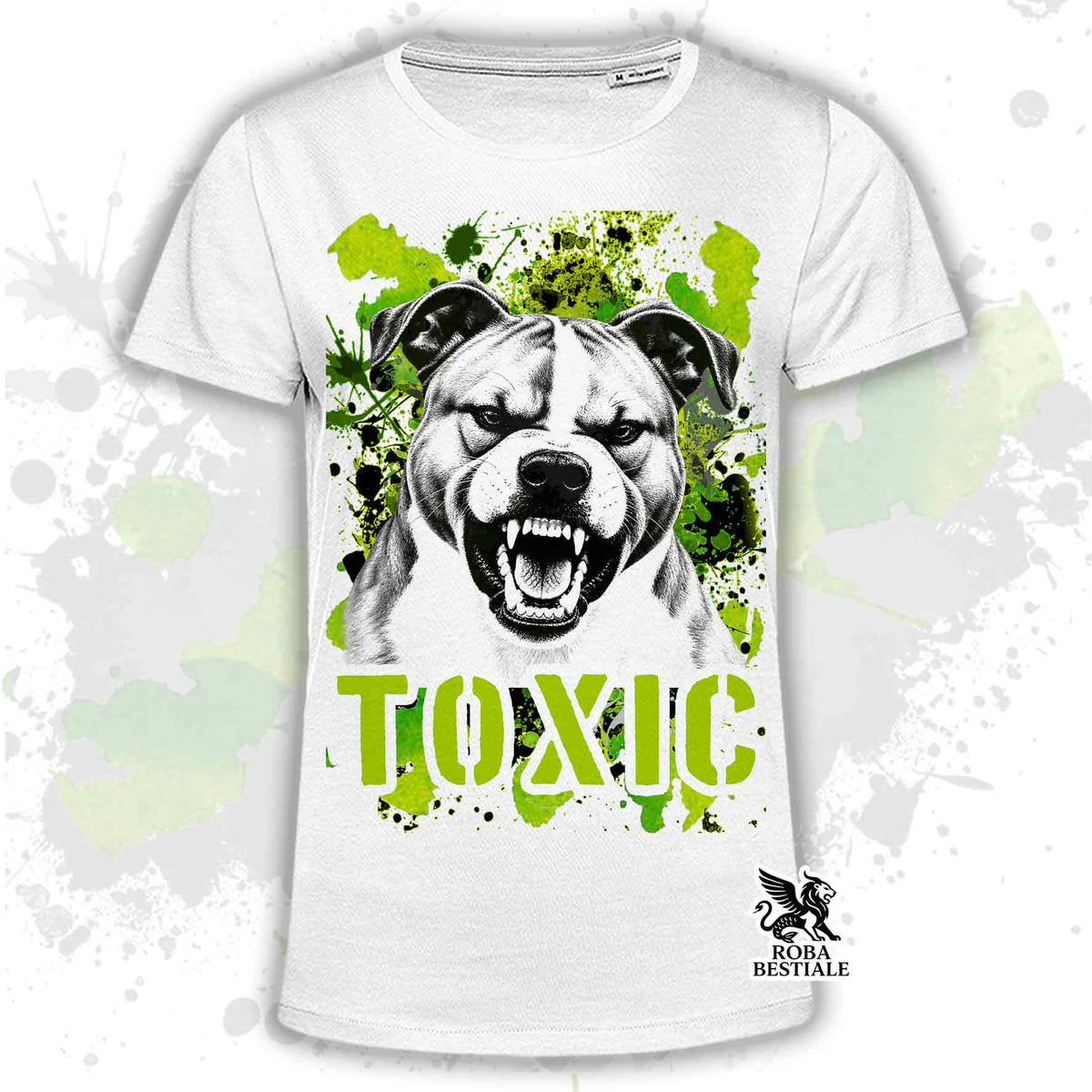 T-shirt bianca stampata con un American Staffordshire Terrier con espressione arrabbiata. Grafica originale Roba Bestiale, collezione Toxic