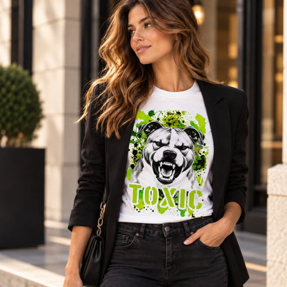 T-shirt bianca stampata con un American Staffordshire Terrier con espressione arrabbiata. Grafica originale Roba Bestiale, collezione Toxic