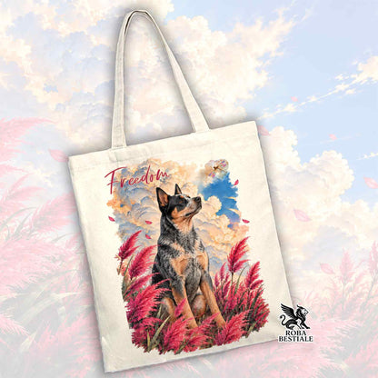 Borsa tote bianca con stampa cane; logo ROBA BESTIALE in basso e scritta Freedom