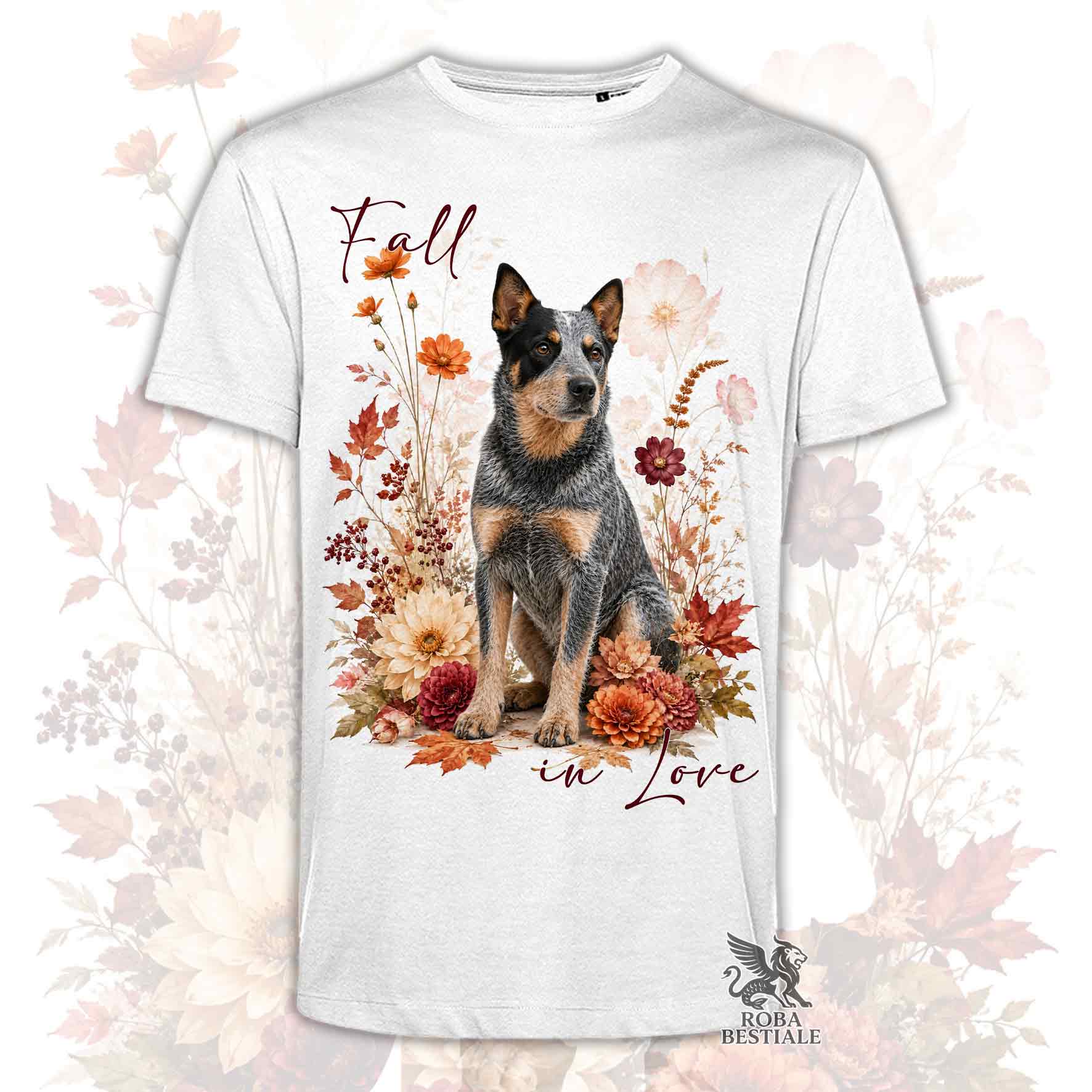 T-shirt bianca stampata con un Australian Cattle Dog seduto in mezzo a fiori e foglie autunnali. Grafica originale Roba Bestiale, collezione Fall