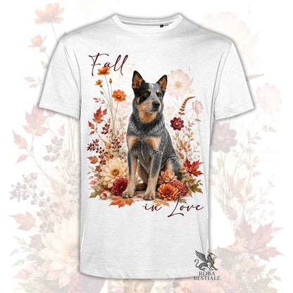 T-shirt bianca stampata con un Australian Cattle Dog seduto in mezzo a fiori e foglie autunnali. Grafica originale Roba Bestiale, collezione Fall
