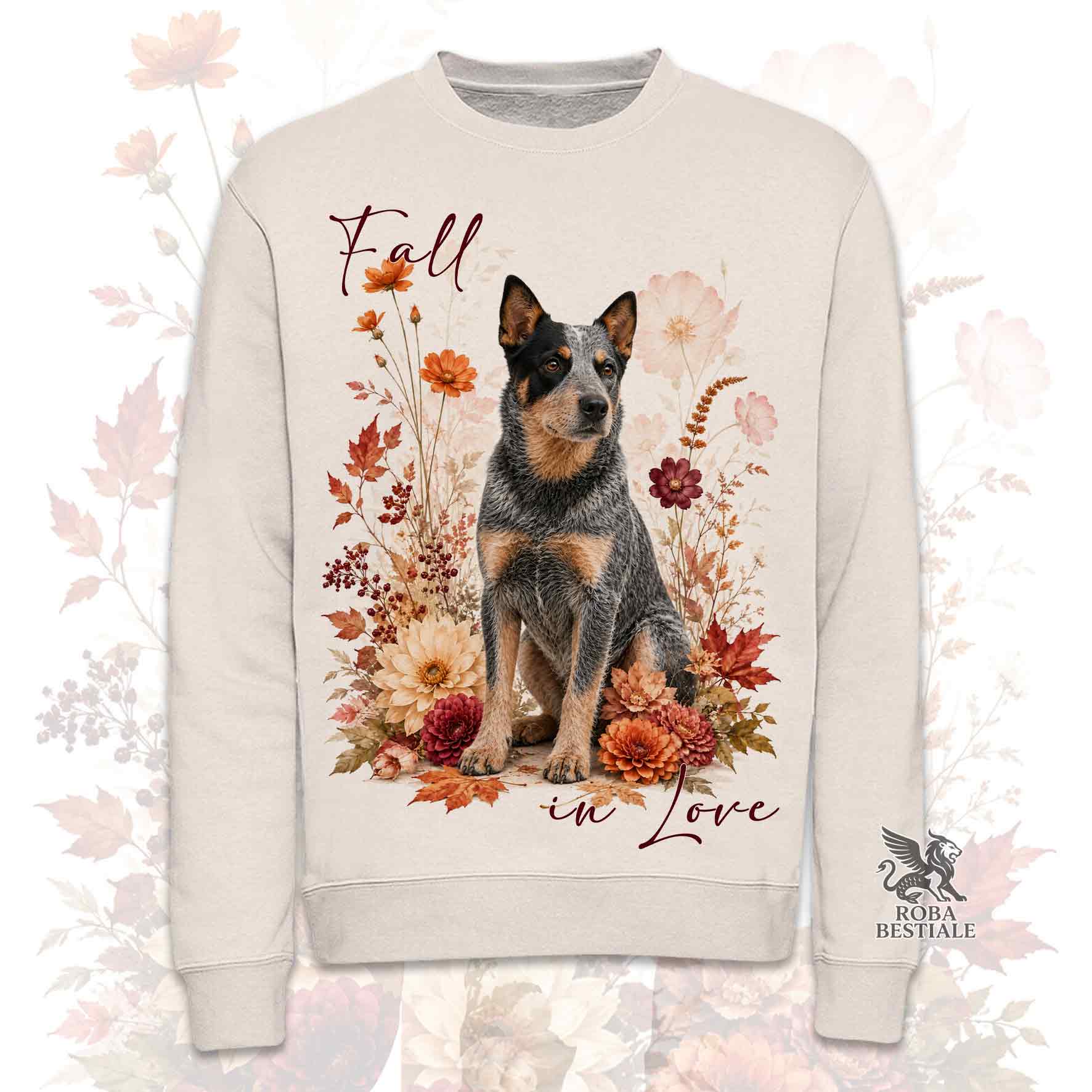 Felpa girocollo beige stampata con un Australian Cattle Dog seduto in mezzo a fiori e foglie autunnali. Grafica originale Roba Bestiale, collezione Fall in Love