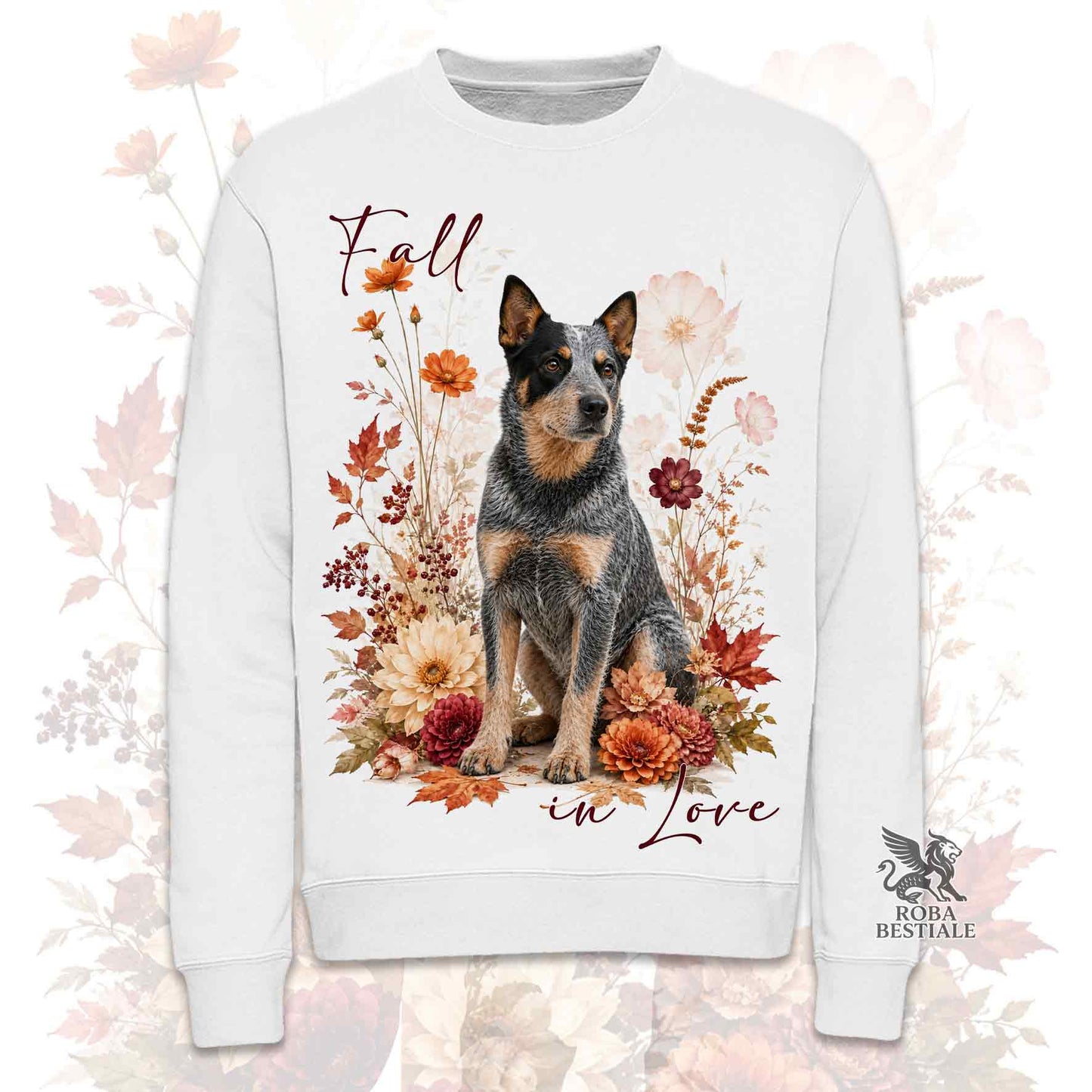 Felpa girocollo bianca stampata con un Australian Cattle Dog seduto in mezzo a fiori e foglie autunnali. Grafica originale Roba Bestiale, collezione Fall in Love