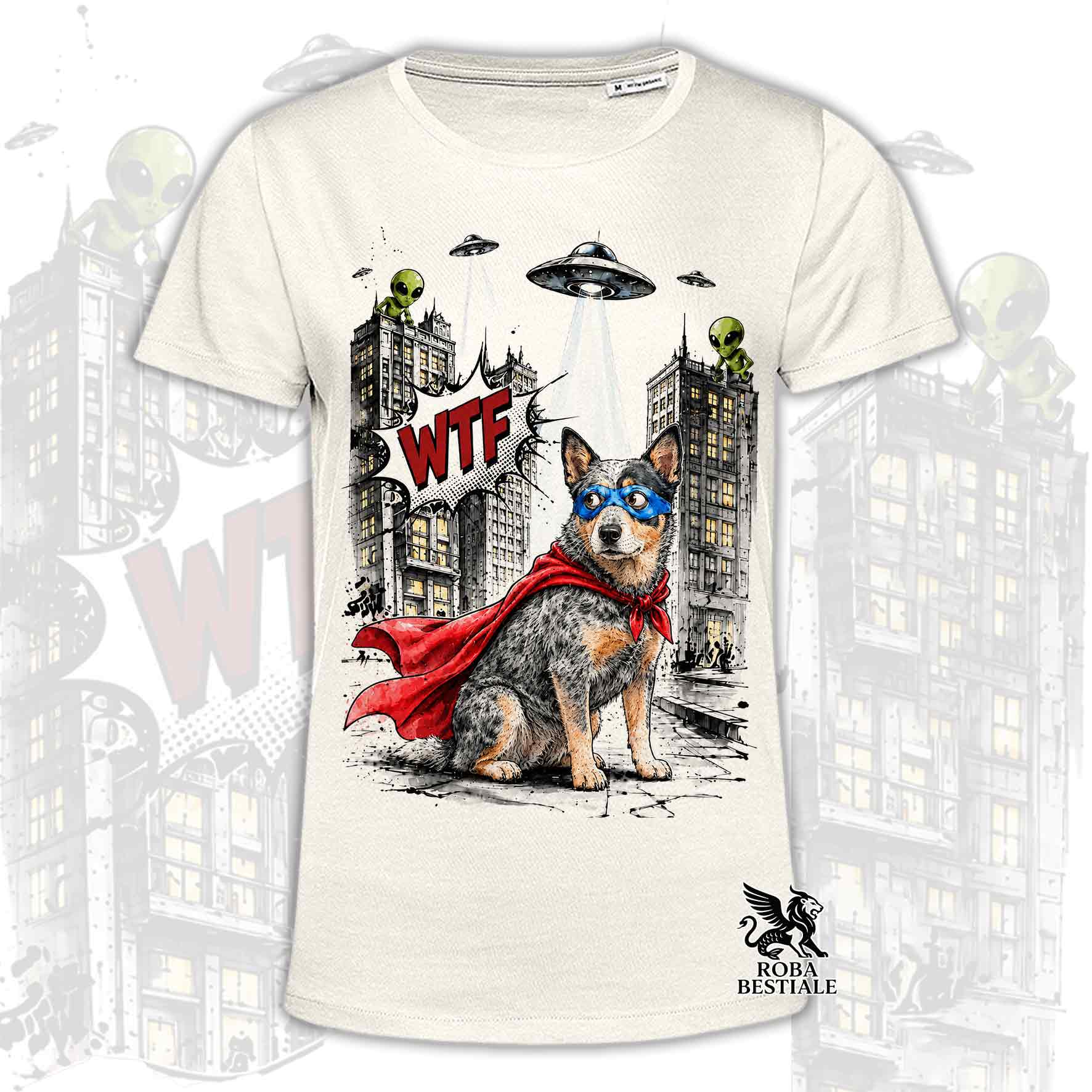 T-shirt beige stampata con un Australian Cattle Dog con espressione sorpresa, vestito da Super Eroe. Grafica originale Roba Bestiale, collezione Hero