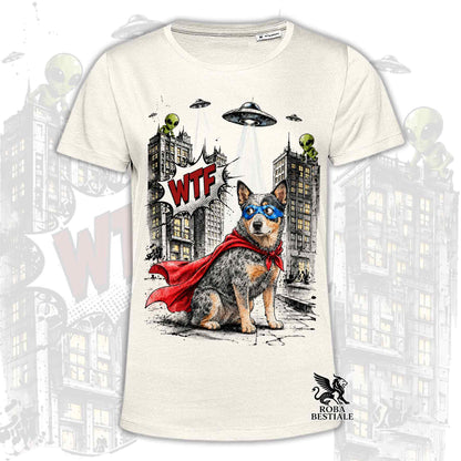 T-shirt beige stampata con un Australian Cattle Dog con espressione sorpresa, vestito da Super Eroe. Grafica originale Roba Bestiale, collezione Hero