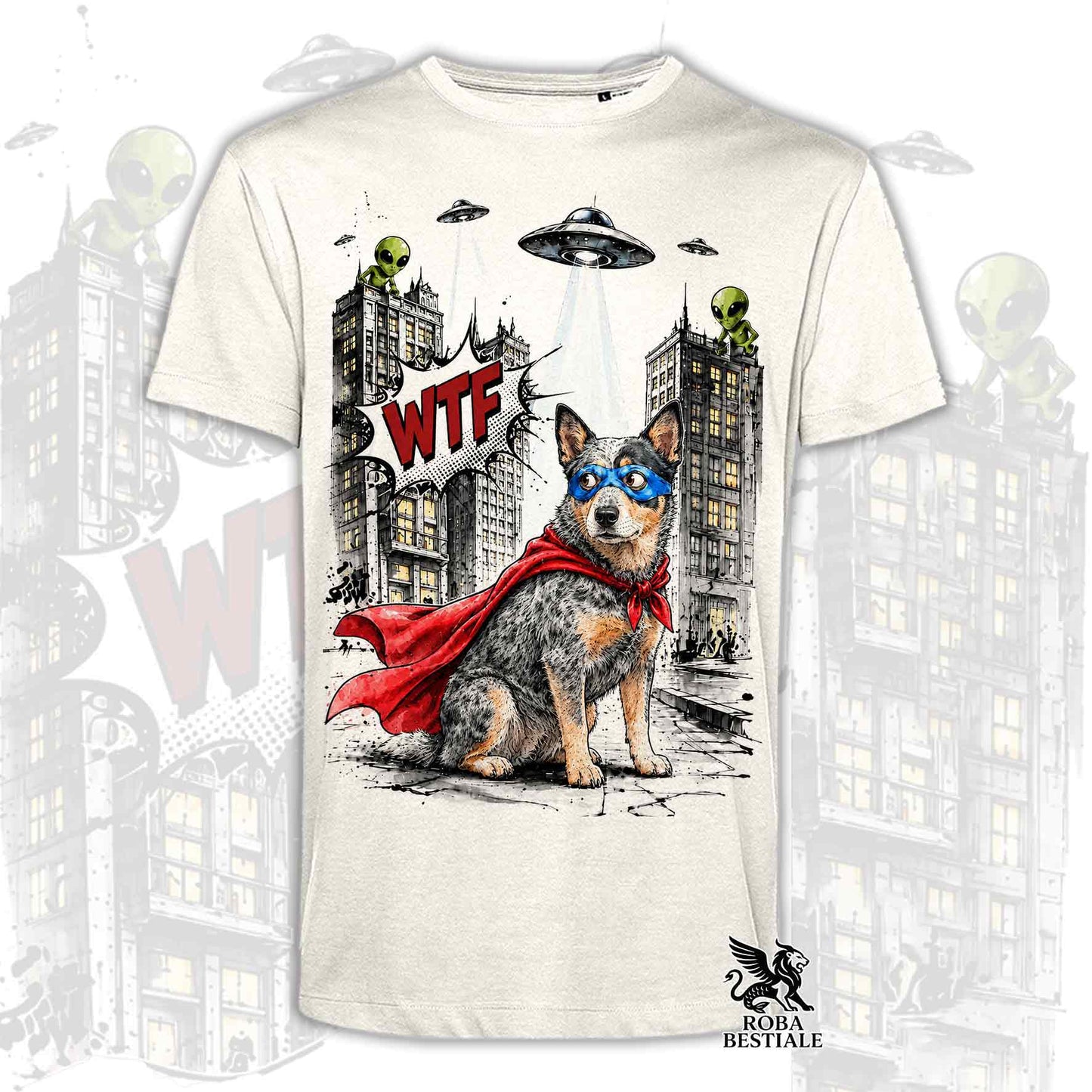 T-shirt beige stampata con un Australian Cattle Dog con espressione sorpresa, vestito da Super Eroe. Grafica originale Roba Bestiale, collezione Hero