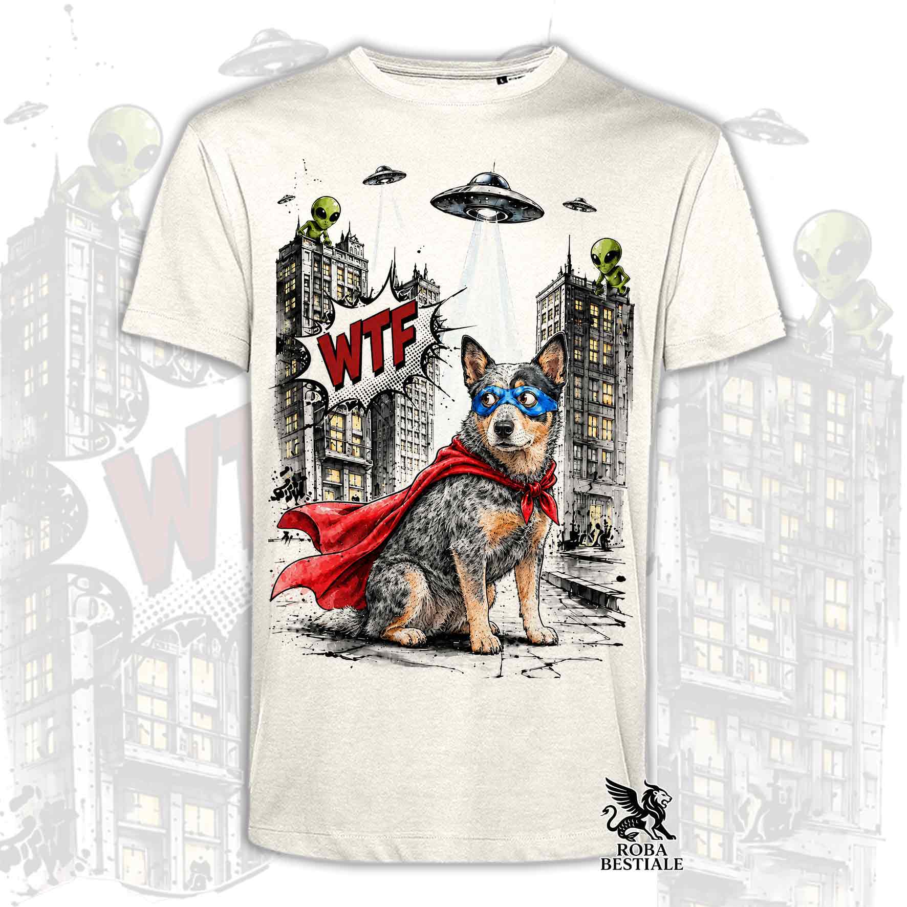 T-shirt beige stampata con un Australian Cattle Dog con espressione sorpresa, vestito da Super Eroe. Grafica originale Roba Bestiale, collezione Hero