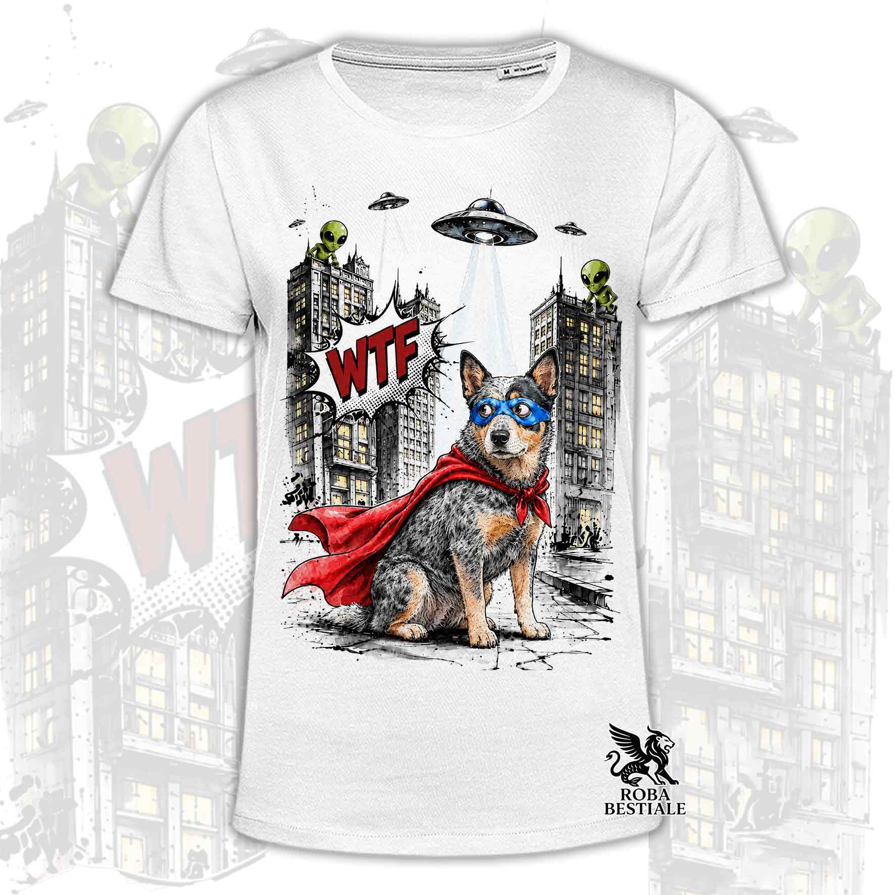 T-shirt bianca stampata con un Australian Cattle Dog con espressione sorpresa, vestito da Super Eroe. Grafica originale Roba Bestiale, collezione Hero