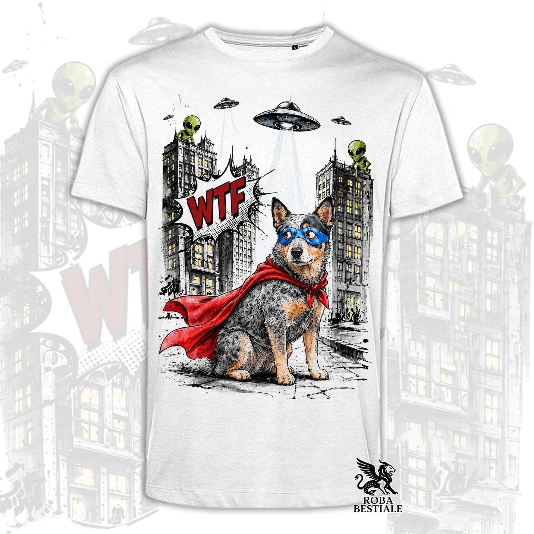 T-shirt bianca stampata con un Australian Cattle Dog con espressione sorpresa, vestito da Super Eroe. Grafica originale Roba Bestiale, collezione Hero