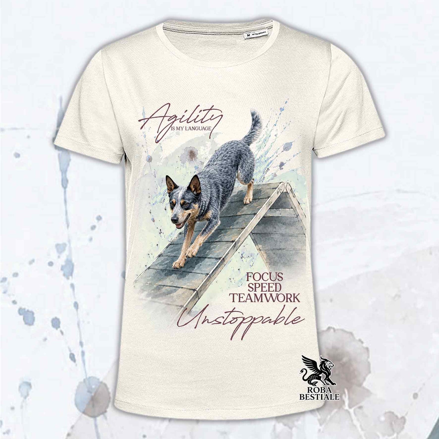 T-shirt beige stampata con un Australian Cattle Dog che fa Agility. Grafica originale Roba Bestiale, collezione A-Frame
