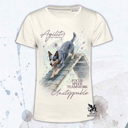 T-shirt beige stampata con un Australian Cattle Dog che fa Agility. Grafica originale Roba Bestiale, collezione A-Frame