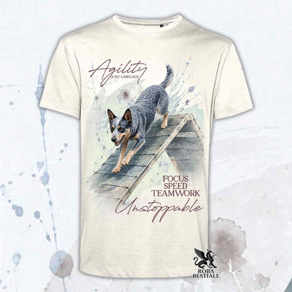 T-shirt beige stampata con un Australian Cattle Dog che fa Agility. Grafica originale Roba Bestiale, collezione A-Frame
