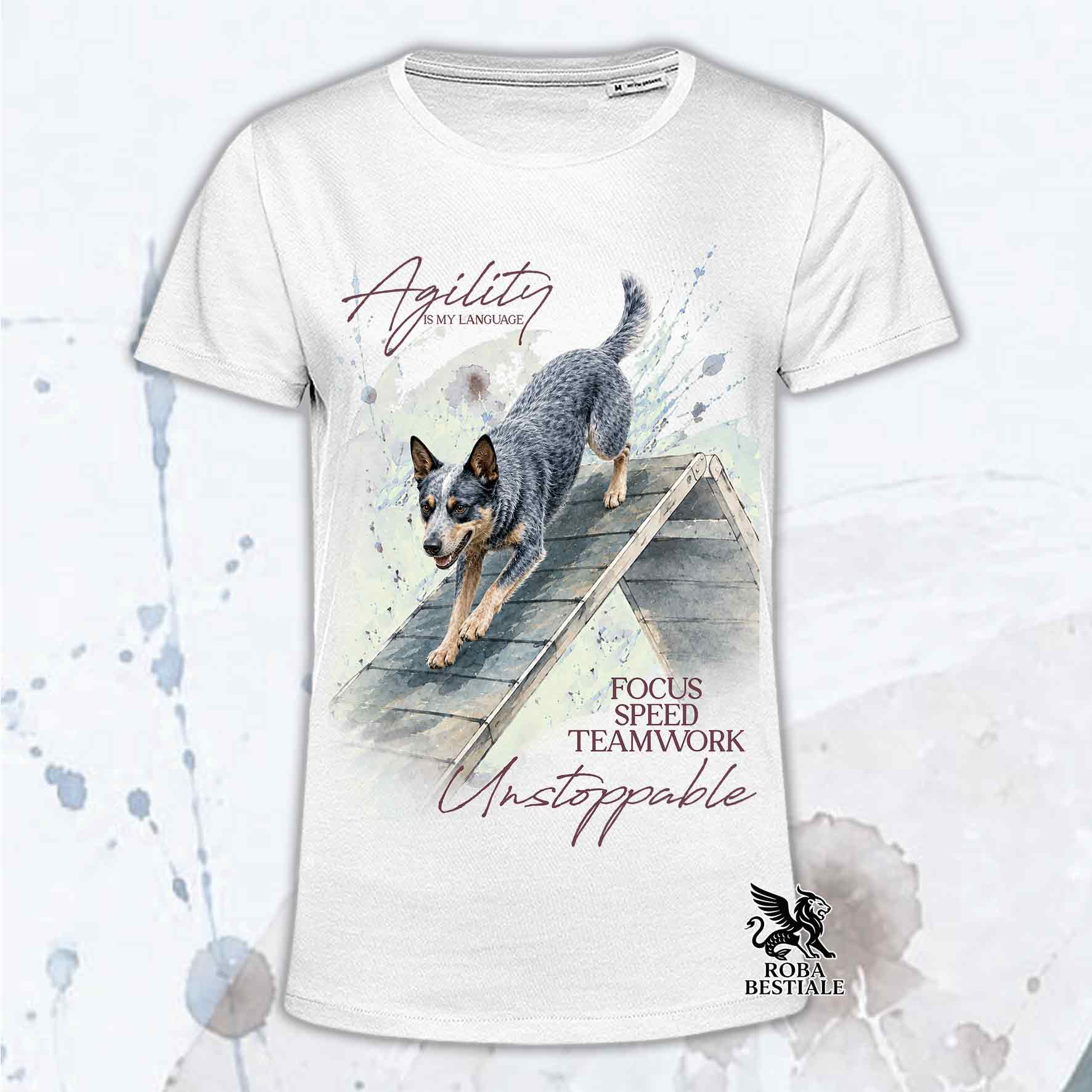 T-shirt bianca stampata con un Australian Cattle Dog che fa Agility. Grafica originale Roba Bestiale, collezione A-Frame