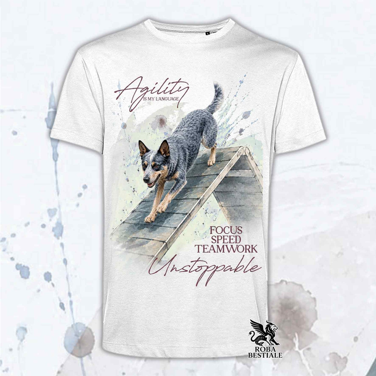 T-shirt bianca stampata con un Australian Cattle Dog che fa Agility. Grafica originale Roba Bestiale, collezione A-Frame