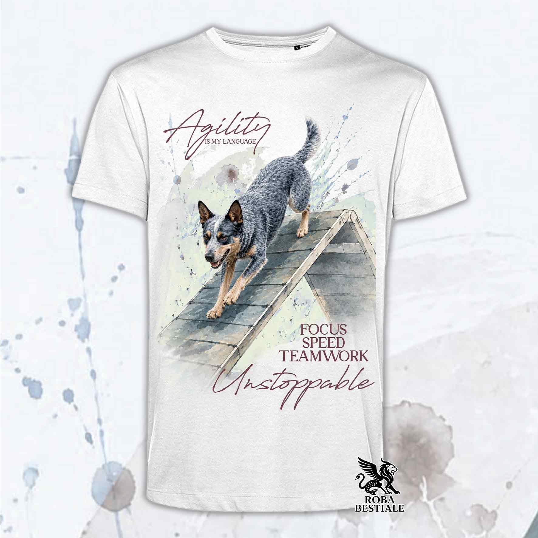 T-shirt bianca stampata con un Australian Cattle Dog che fa Agility. Grafica originale Roba Bestiale, collezione A-Frame