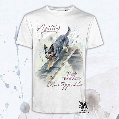 T-shirt bianca stampata con un Australian Cattle Dog che fa Agility. Grafica originale Roba Bestiale, collezione A-Frame