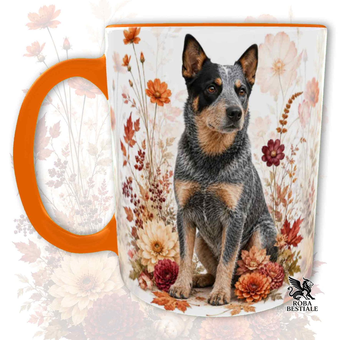 Tazza con la stampa di un Australian Cattle Dog seduto in mezzo a fiori e foglie autunnali. Grafica originale Roba Bestiale, collezione Fall in Love