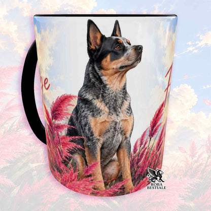 Tazza con cane Australian Cattle Dog e fiori rosa, grafica multicolore