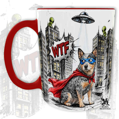 Tazza rossa stampata con un Australian Cattle Dog con espressione sorpresa, vestito da Super Eroe. Grafica originale Roba Bestiale, collezione Hero