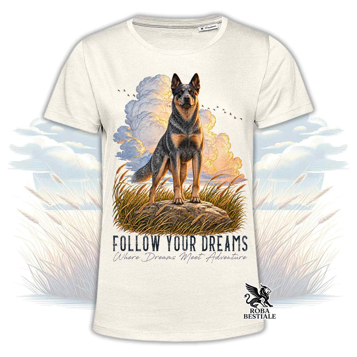 T-shirt beige stampata con un Australian Cattle Dog. Grafica originale Roba Bestiale, collezione Dream