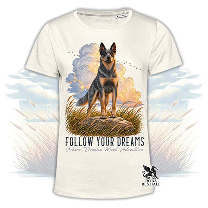 T-shirt beige stampata con un Australian Cattle Dog. Grafica originale Roba Bestiale, collezione Dream