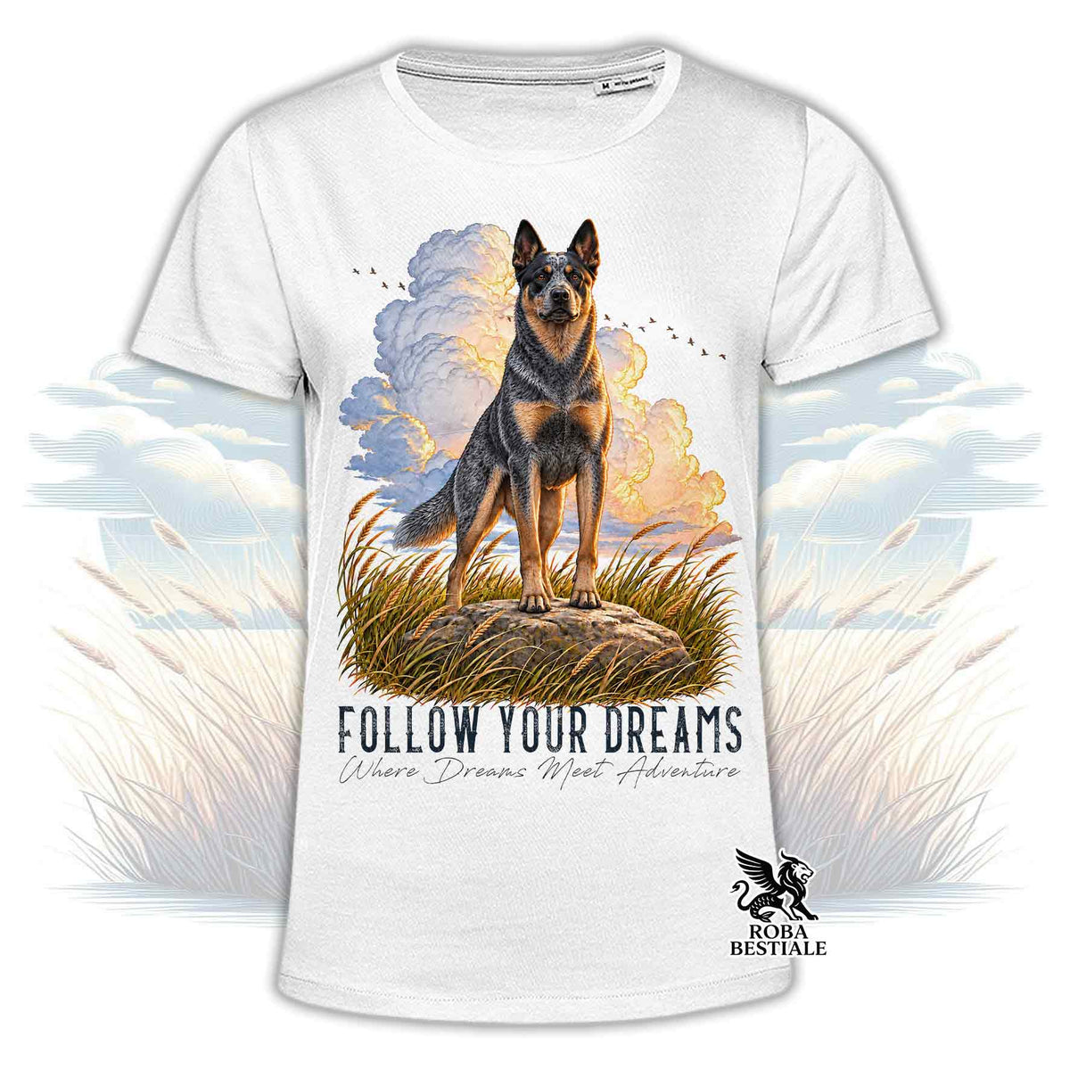 T-shirt bianca stampata con un Australian Cattle Dog. Grafica originale Roba Bestiale, collezione Dream