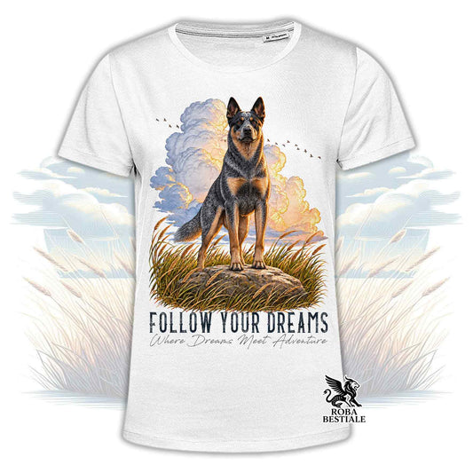 T-shirt bianca stampata con un Australian Cattle Dog. Grafica originale Roba Bestiale, collezione Dream