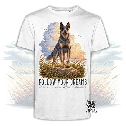 T-shirt bianca stampata con un Australian Cattle Dog. Grafica originale Roba Bestiale, collezione Dream
