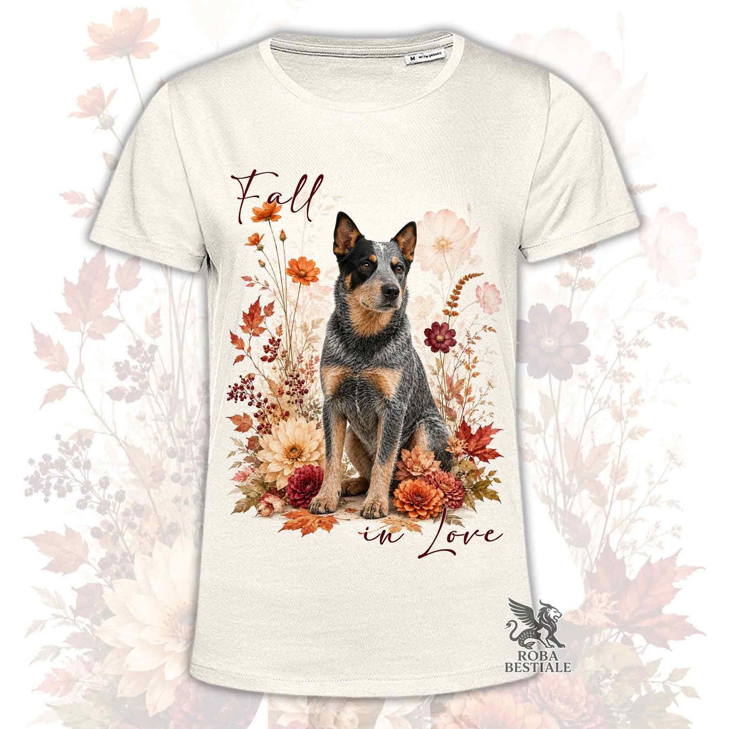 T-shirt beige stampata con un Australian Cattle Dog seduto in mezzo a fiori e foglie autunnali. Grafica originale Roba Bestiale, collezione Fall
