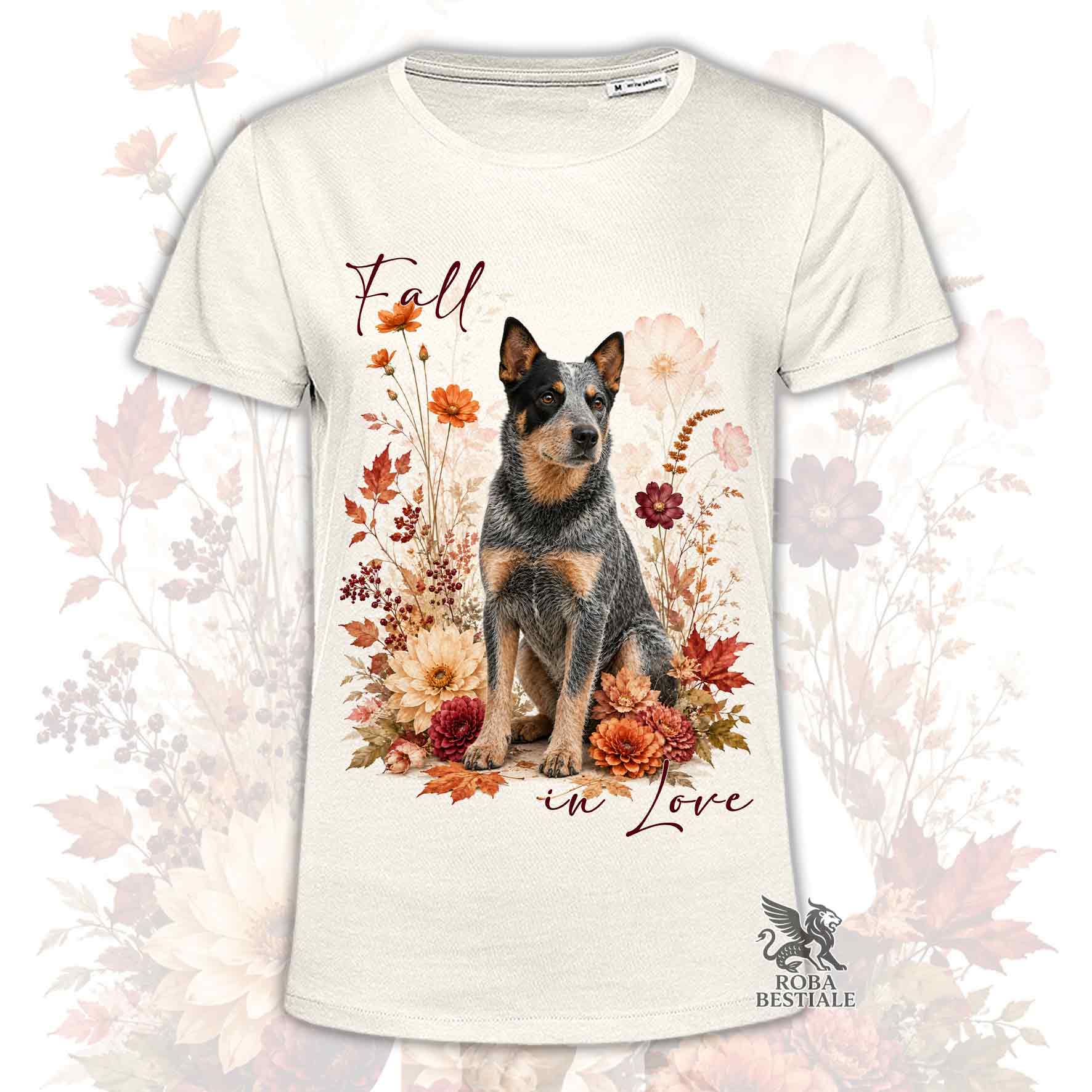 T-shirt beige stampata con un Australian Cattle Dog seduto in mezzo a fiori e foglie autunnali. Grafica originale Roba Bestiale, collezione Fall