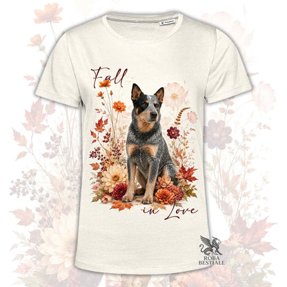 T-shirt beige stampata con un Australian Cattle Dog seduto in mezzo a fiori e foglie autunnali. Grafica originale Roba Bestiale, collezione Fall