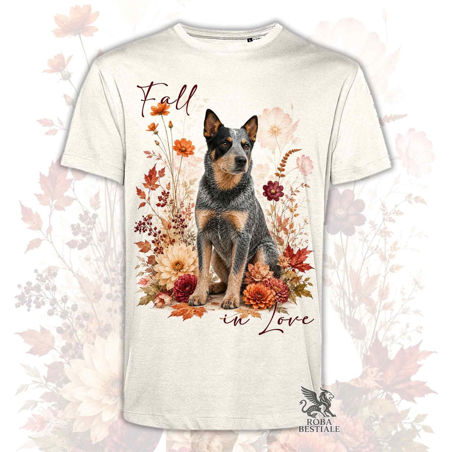 T-shirt beige stampata con un Australian Cattle Dog seduto in mezzo a fiori e foglie autunnali. Grafica originale Roba Bestiale, collezione Fall