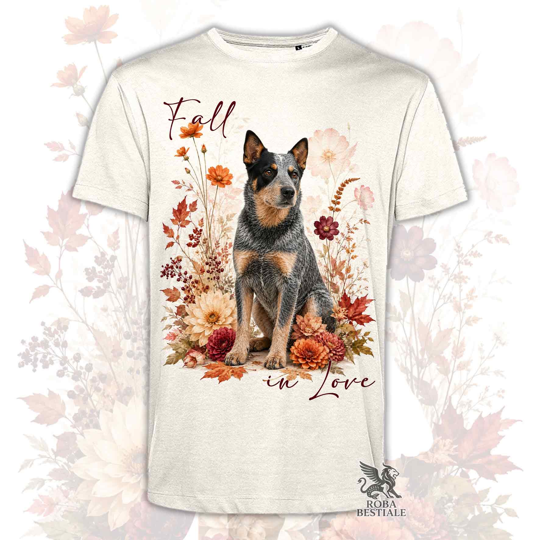 T-shirt beige stampata con un Australian Cattle Dog seduto in mezzo a fiori e foglie autunnali. Grafica originale Roba Bestiale, collezione Fall