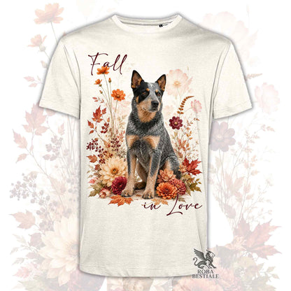T-shirt beige stampata con un Australian Cattle Dog seduto in mezzo a fiori e foglie autunnali. Grafica originale Roba Bestiale, collezione Fall