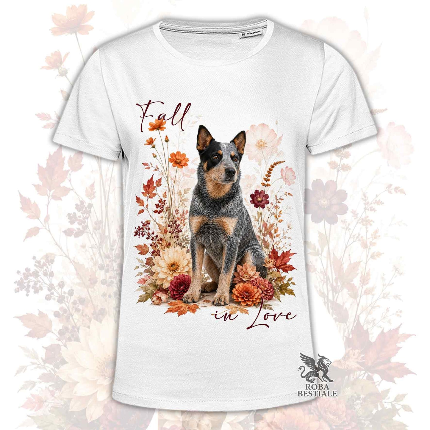 T-shirt bianca stampata con un Australian Cattle Dog seduto in mezzo a fiori e foglie autunnali. Grafica originale Roba Bestiale, collezione Fall