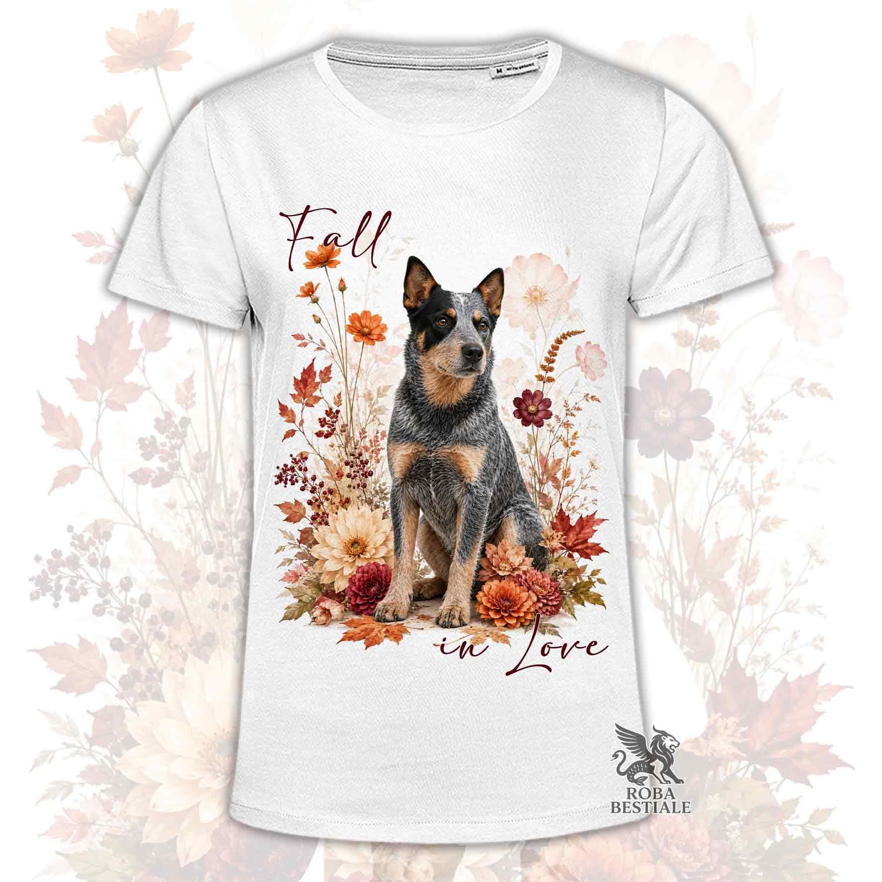 T-shirt bianca stampata con un Australian Cattle Dog seduto in mezzo a fiori e foglie autunnali. Grafica originale Roba Bestiale, collezione Fall