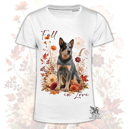 T-shirt bianca stampata con un Australian Cattle Dog seduto in mezzo a fiori e foglie autunnali. Grafica originale Roba Bestiale, collezione Fall