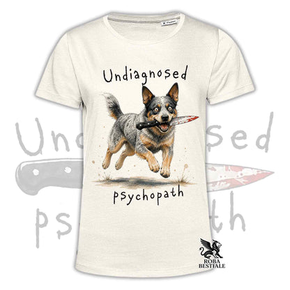 T-shirt beige stampata con un Australian Cattle Dog che tiene un coltello tra i denti. Grafica originale Roba Bestiale, collezione Psychopath