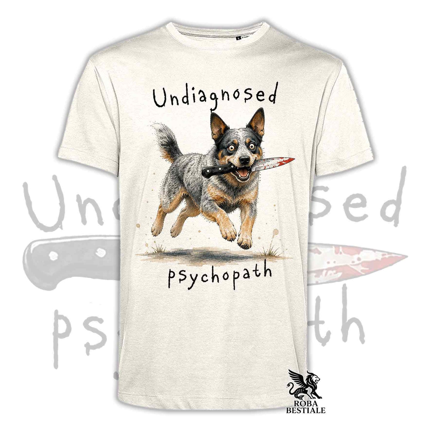 T-shirt beige stampata con un Australian Cattle Dog che tiene un coltello tra i denti. Grafica originale Roba Bestiale, collezione Psychopath