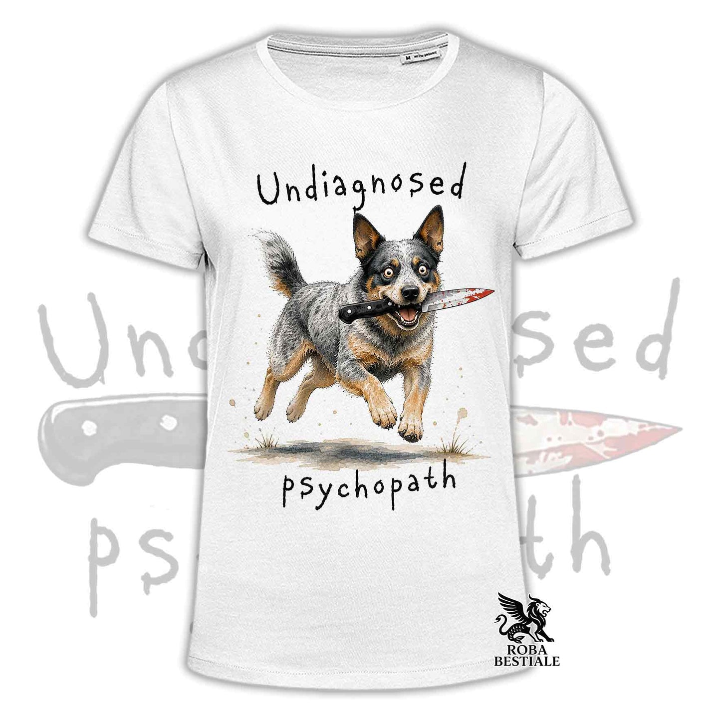 T-shirt bianca stampata con un Australian Cattle Dog che tiene un coltello tra i denti. Grafica originale Roba Bestiale, collezione Psychopath